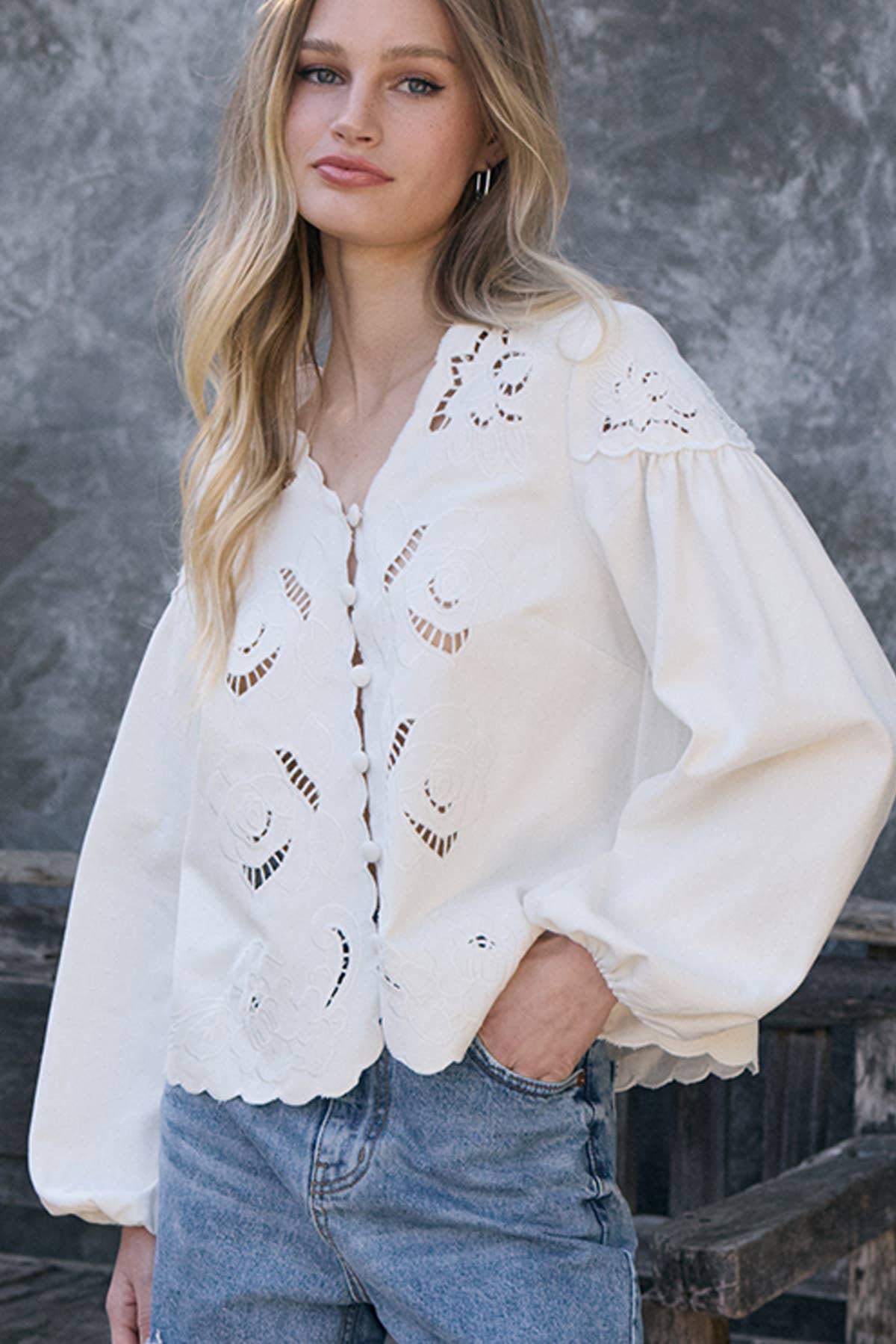 Scalloped Blumen Cutout Button Blouse