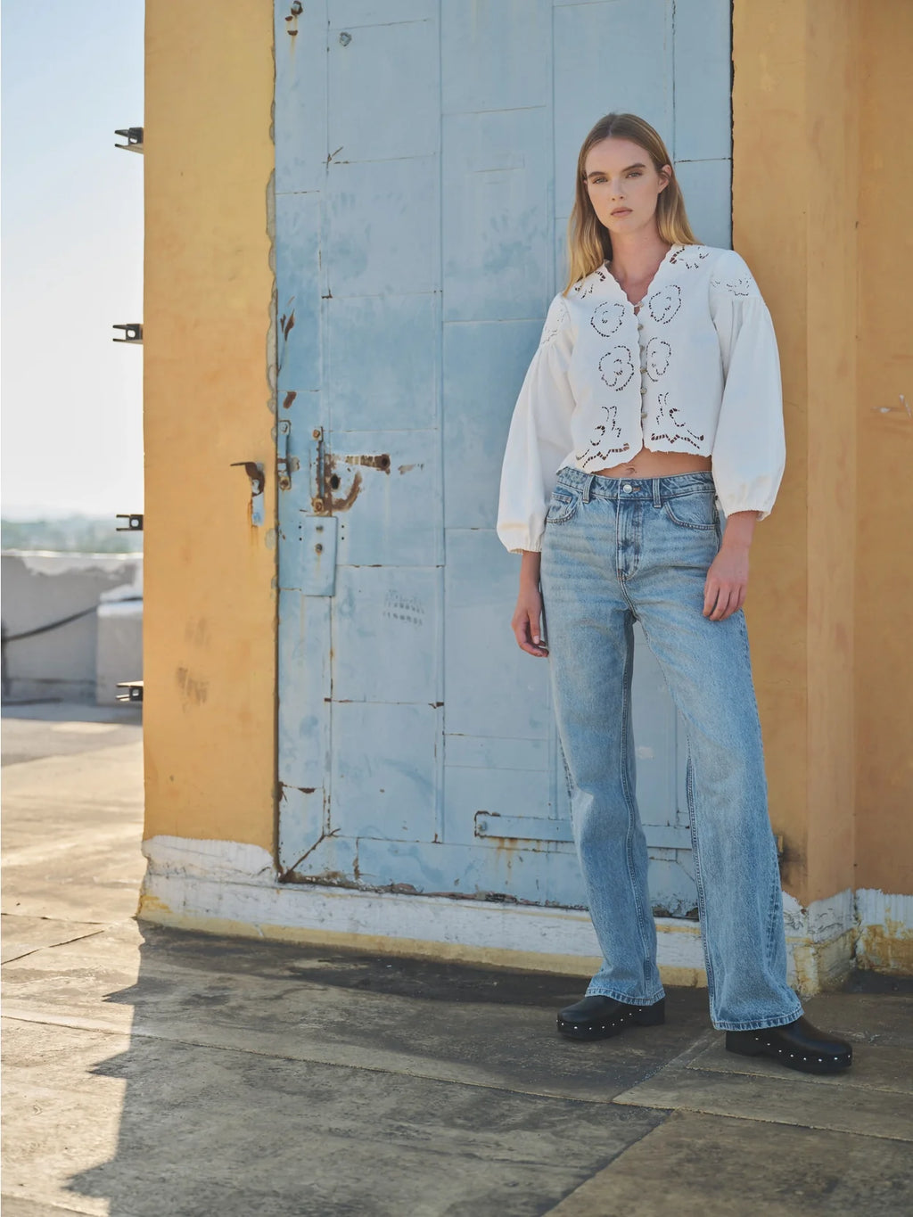 Denim Emstickry Volume Sleeve Blouse Top von Aaron & Amber