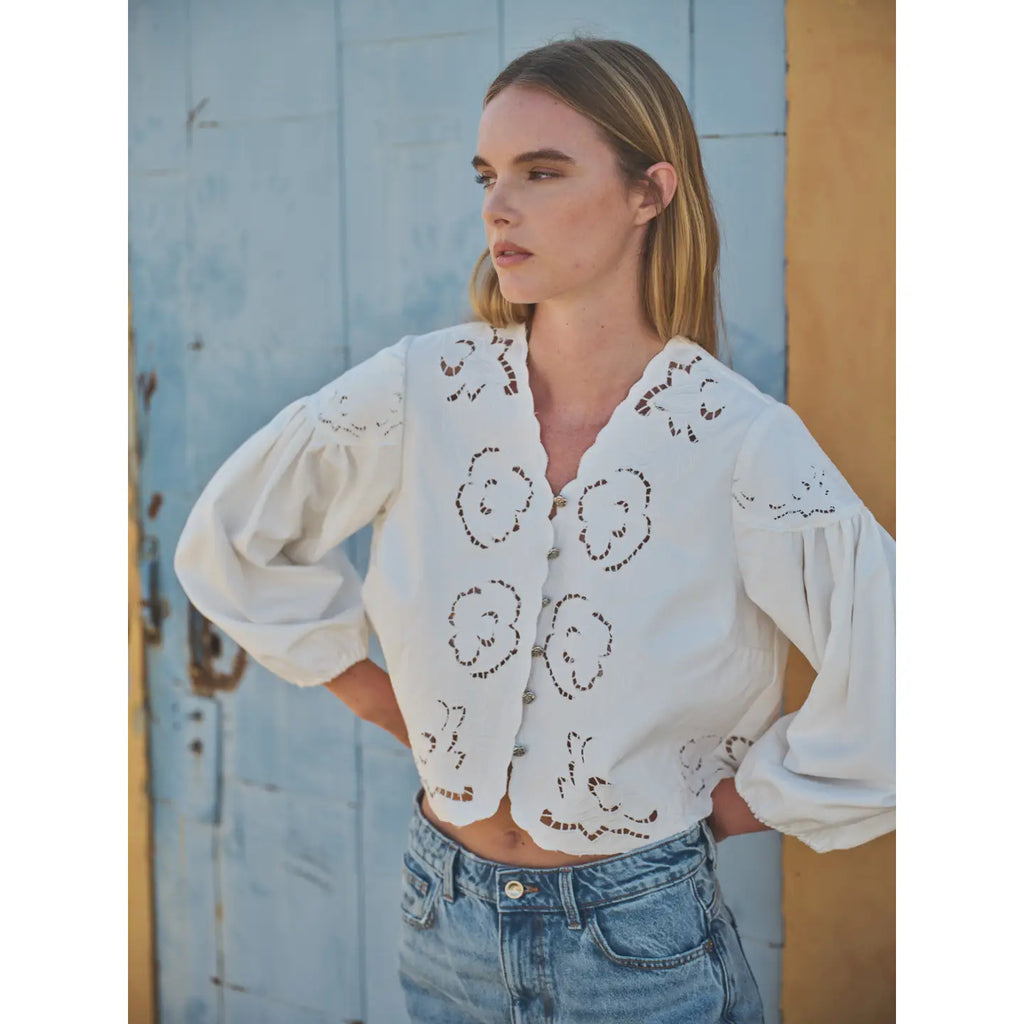 Denim Emstickry Volume Sleeve Blouse Top von Aaron & Amber