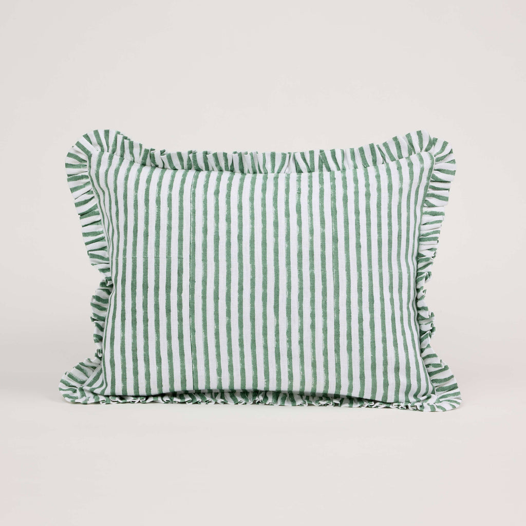 Block gedruckte Ruffle Cushion Bezug in Bengal Stripe von Craft Boat