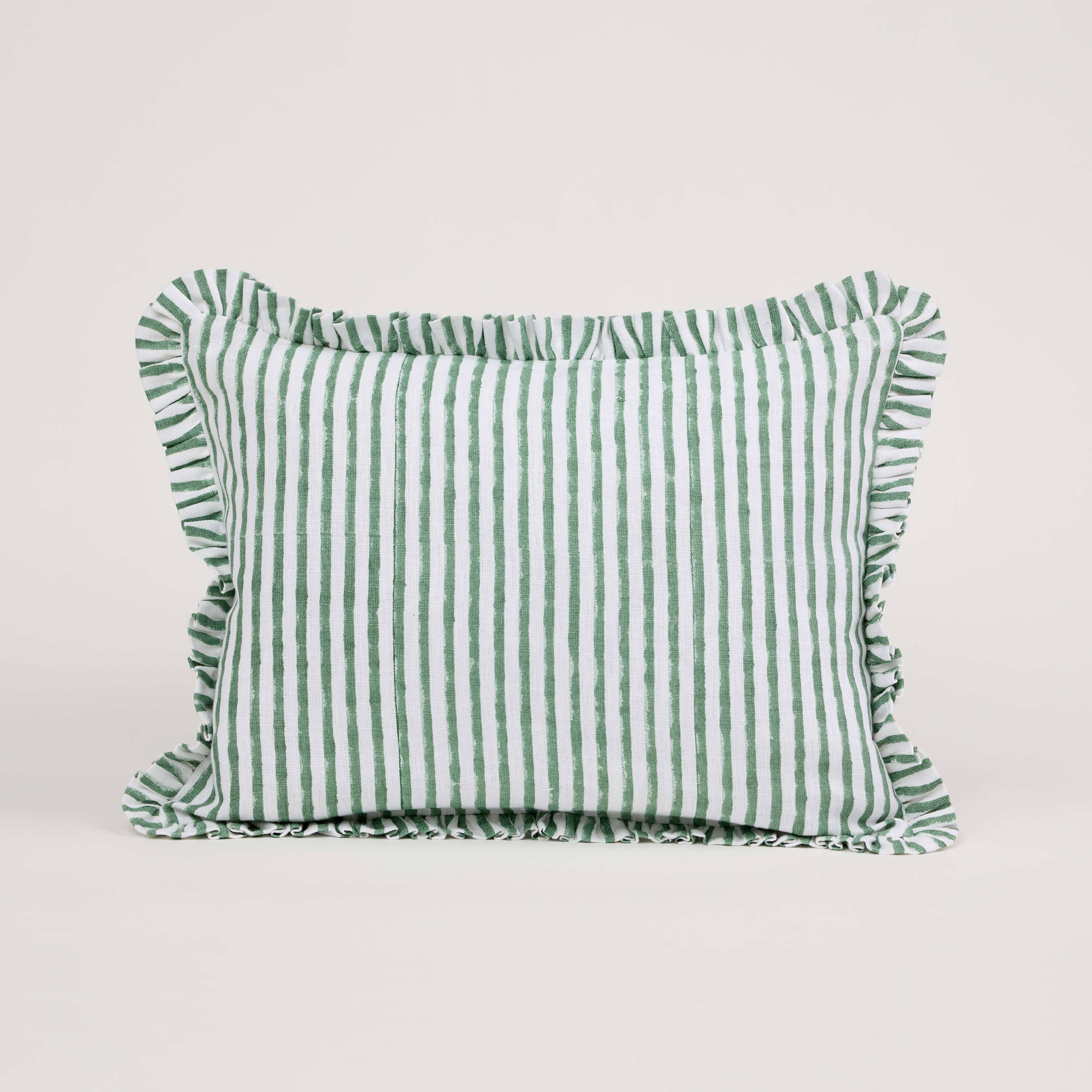 Block gedruckte Ruffle Cushion Bezug in Bengal Stripe von Craft Boat