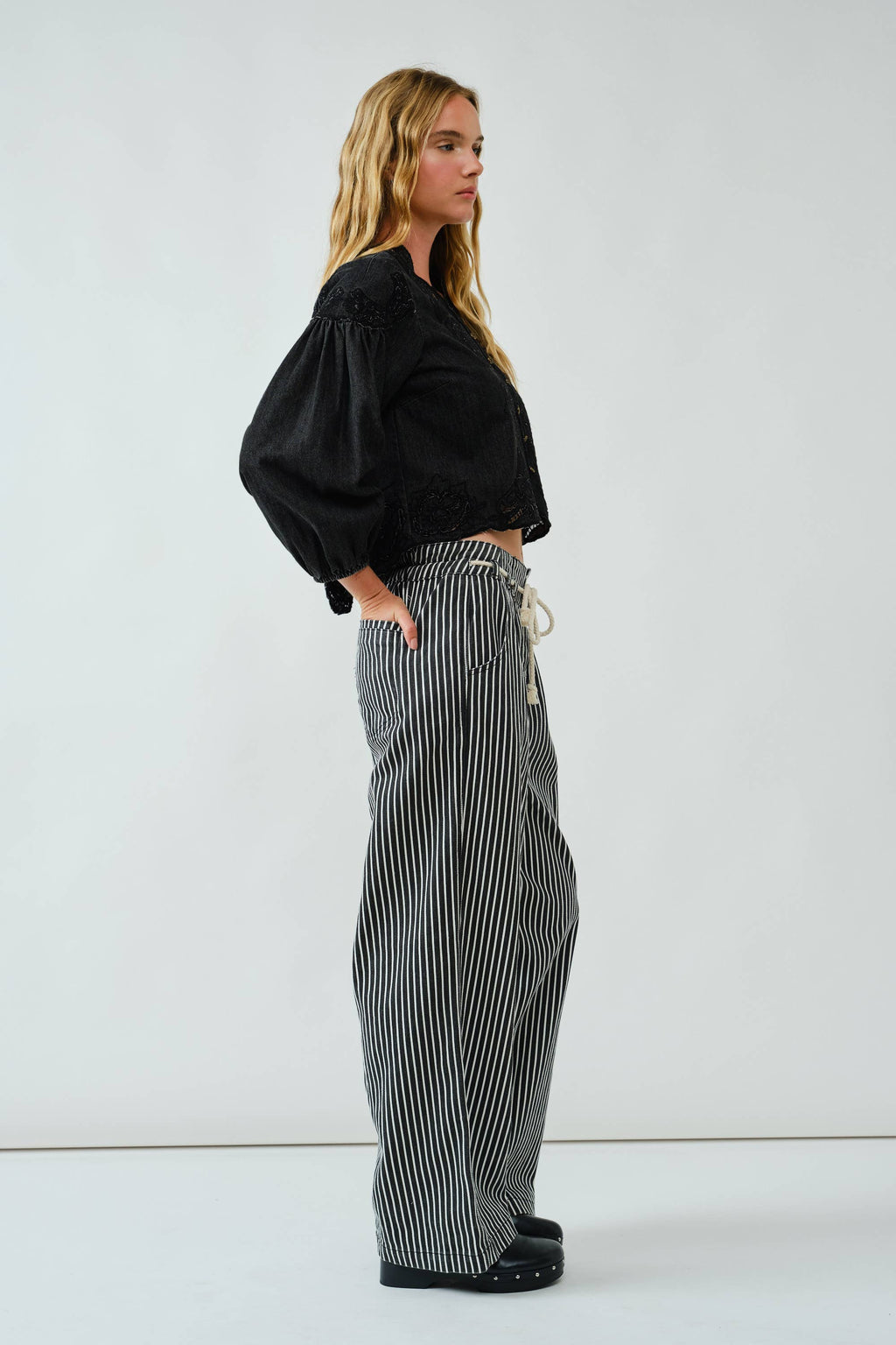 Denim Emstickry Volume Sleeve Blouse Top von Aaron & Amber