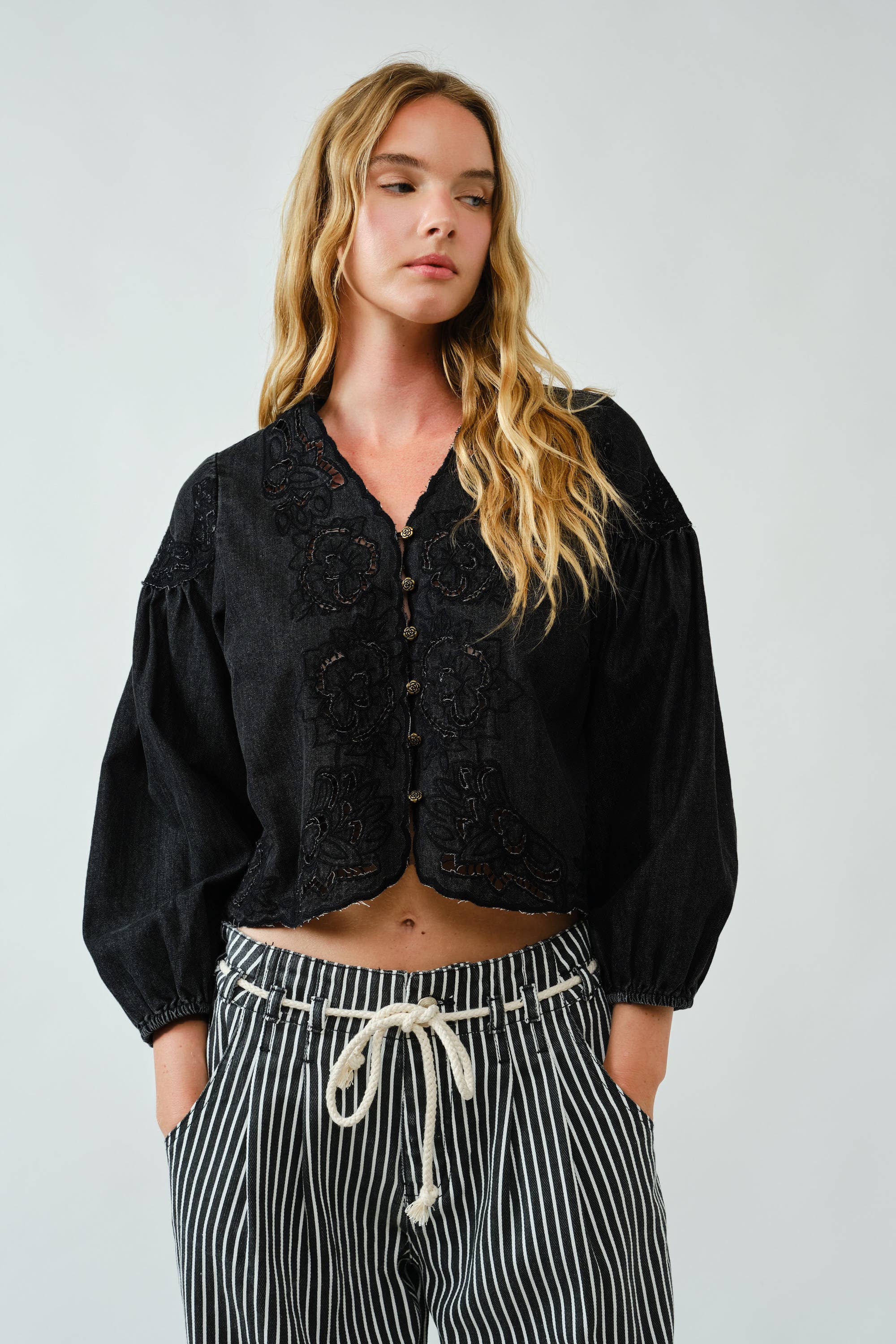 Denim Emstickry Volume Sleeve Blouse Top von Aaron & Amber