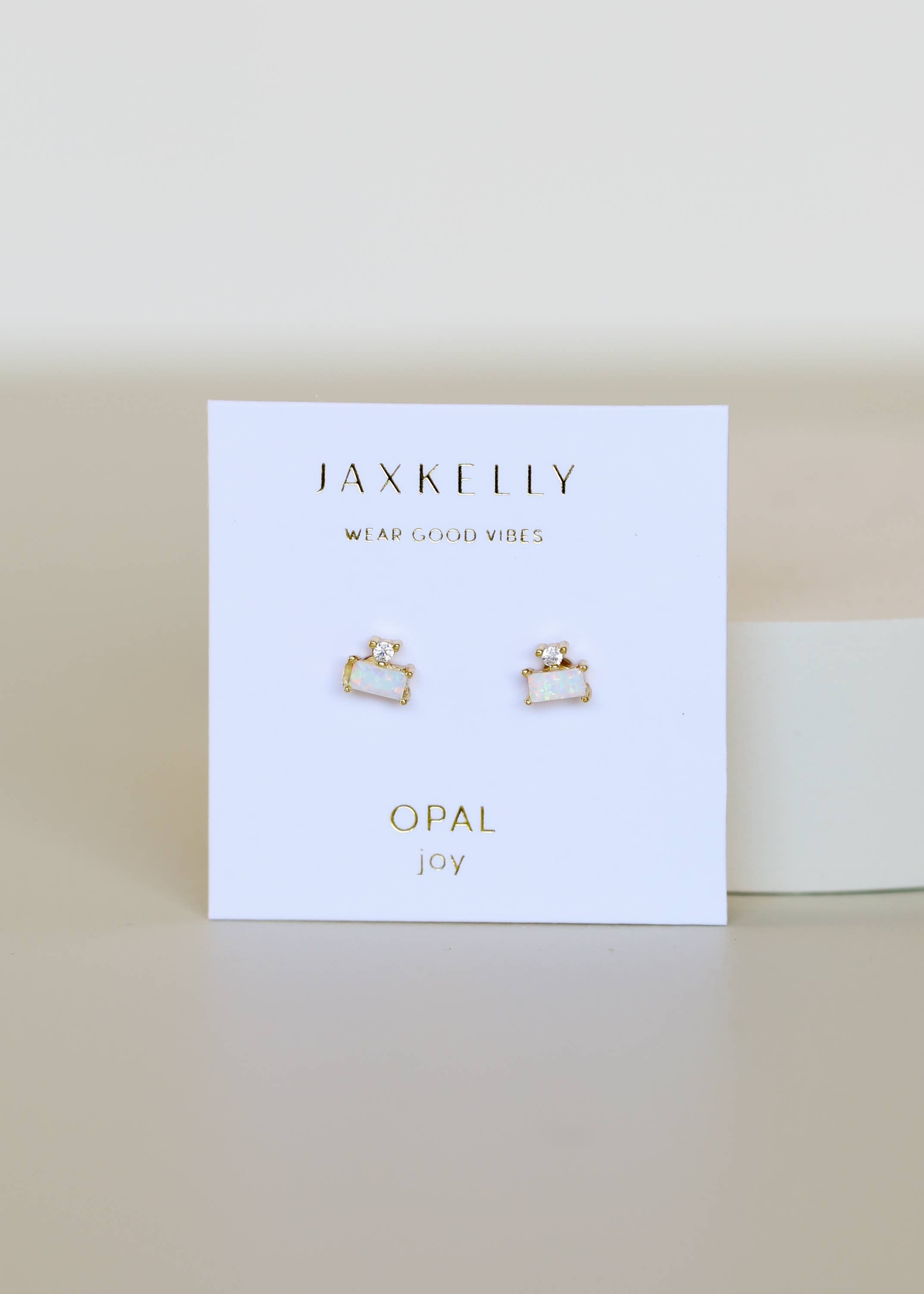 Doppel-Stutzenstapel Gold Ohrringe in Opal Weiß von JaxKelly