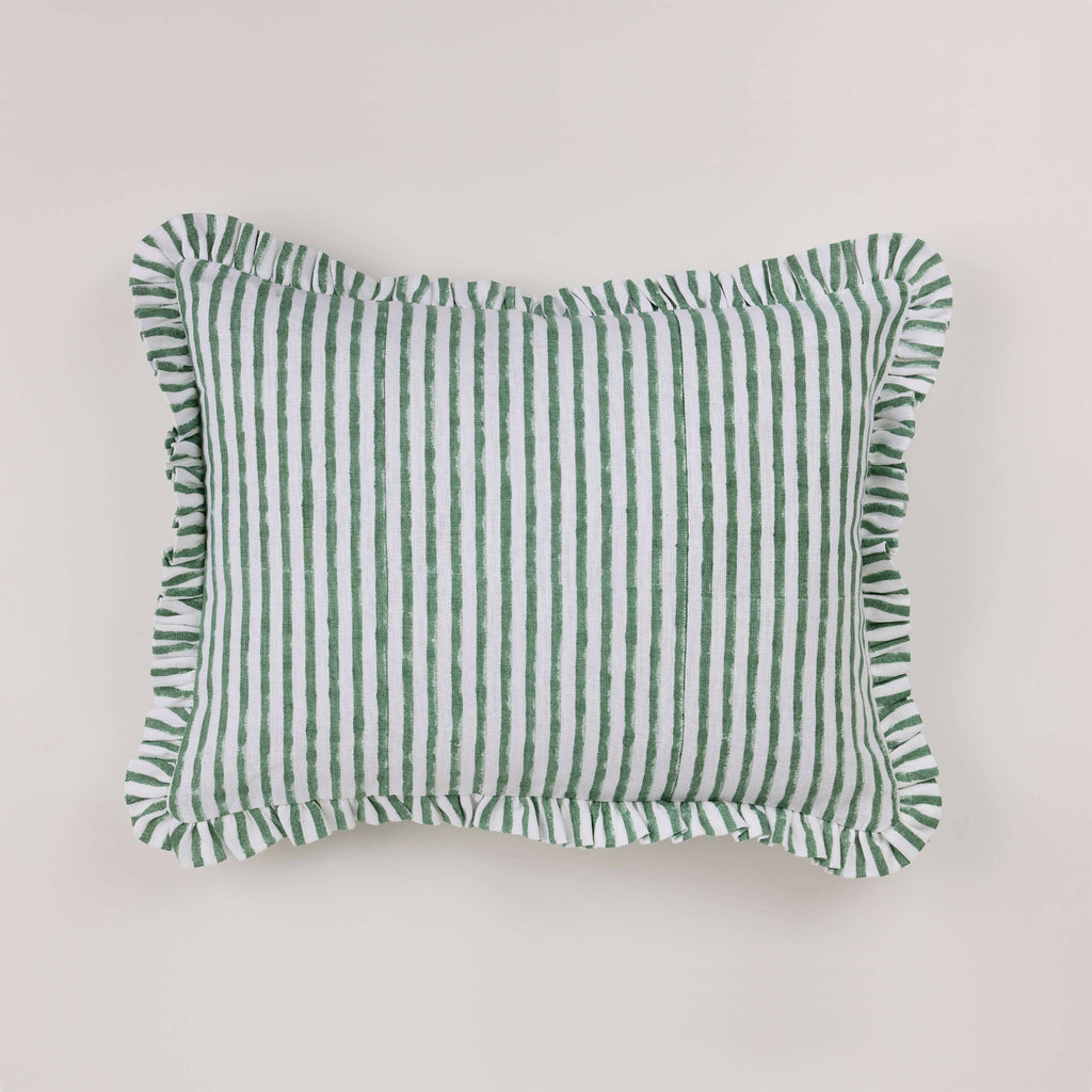 Block gedruckte Ruffle Cushion Bezug in Bengal Stripe von Craft Boat