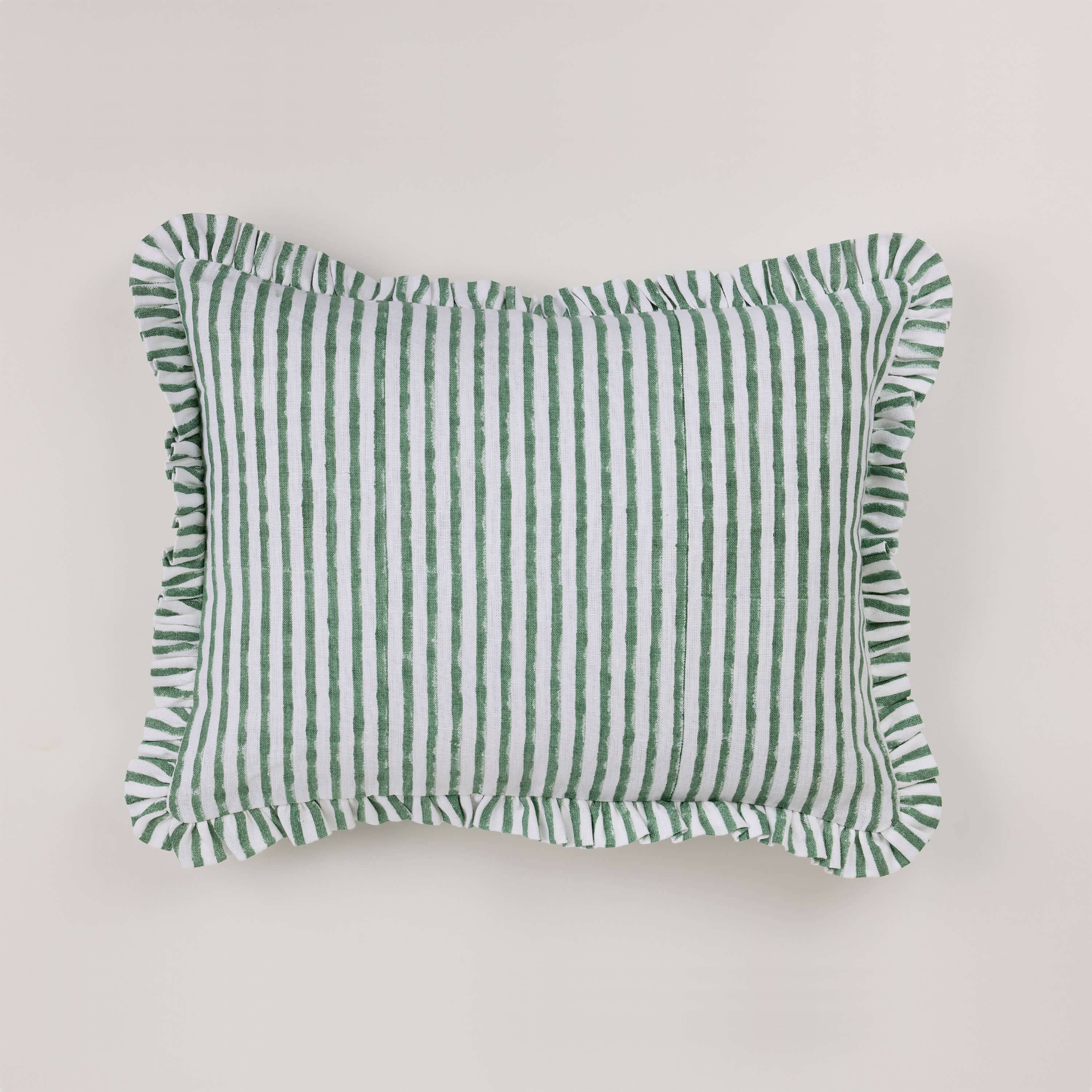 Block gedruckte Ruffle Cushion Bezug in Bengal Stripe von Craft Boat