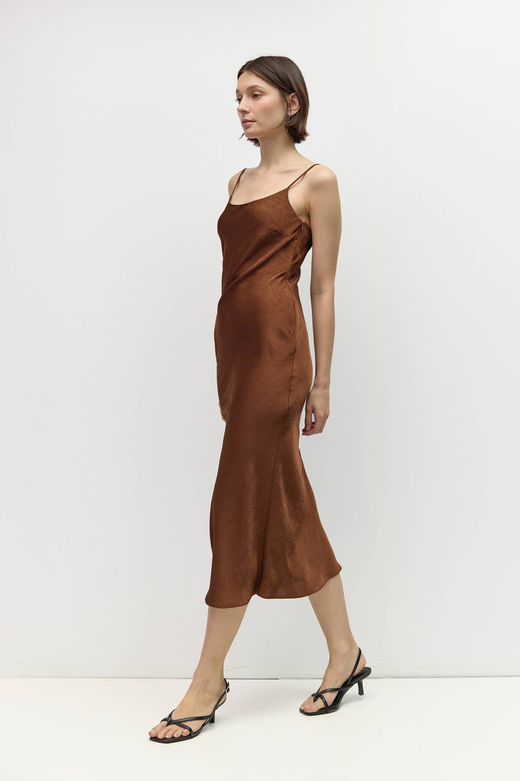 Das Jasminkleid | Crinkle Satin Midi Kleid von Mod Ref