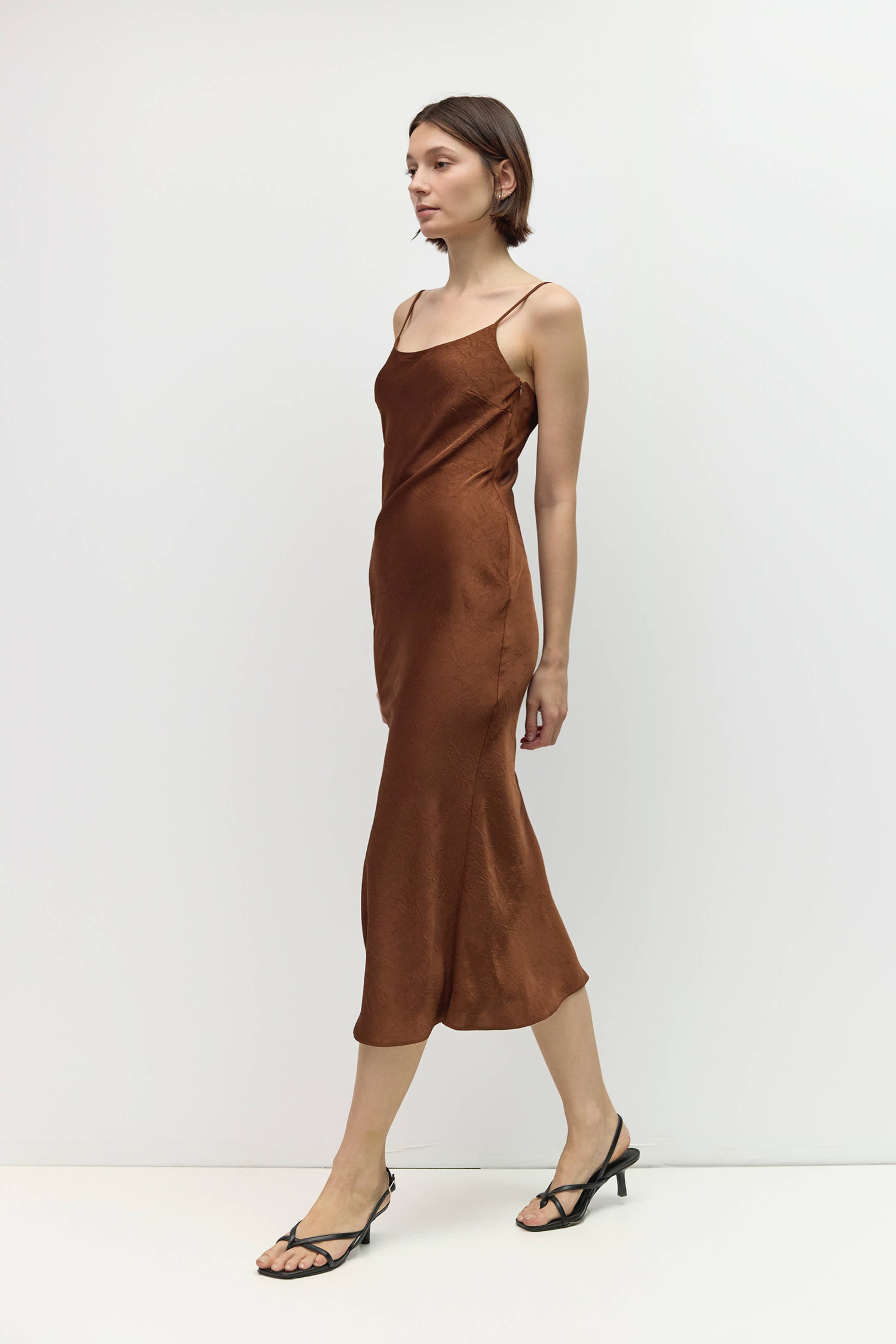 Das Jasminkleid | Crinkle Satin Midi Kleid von Mod Ref