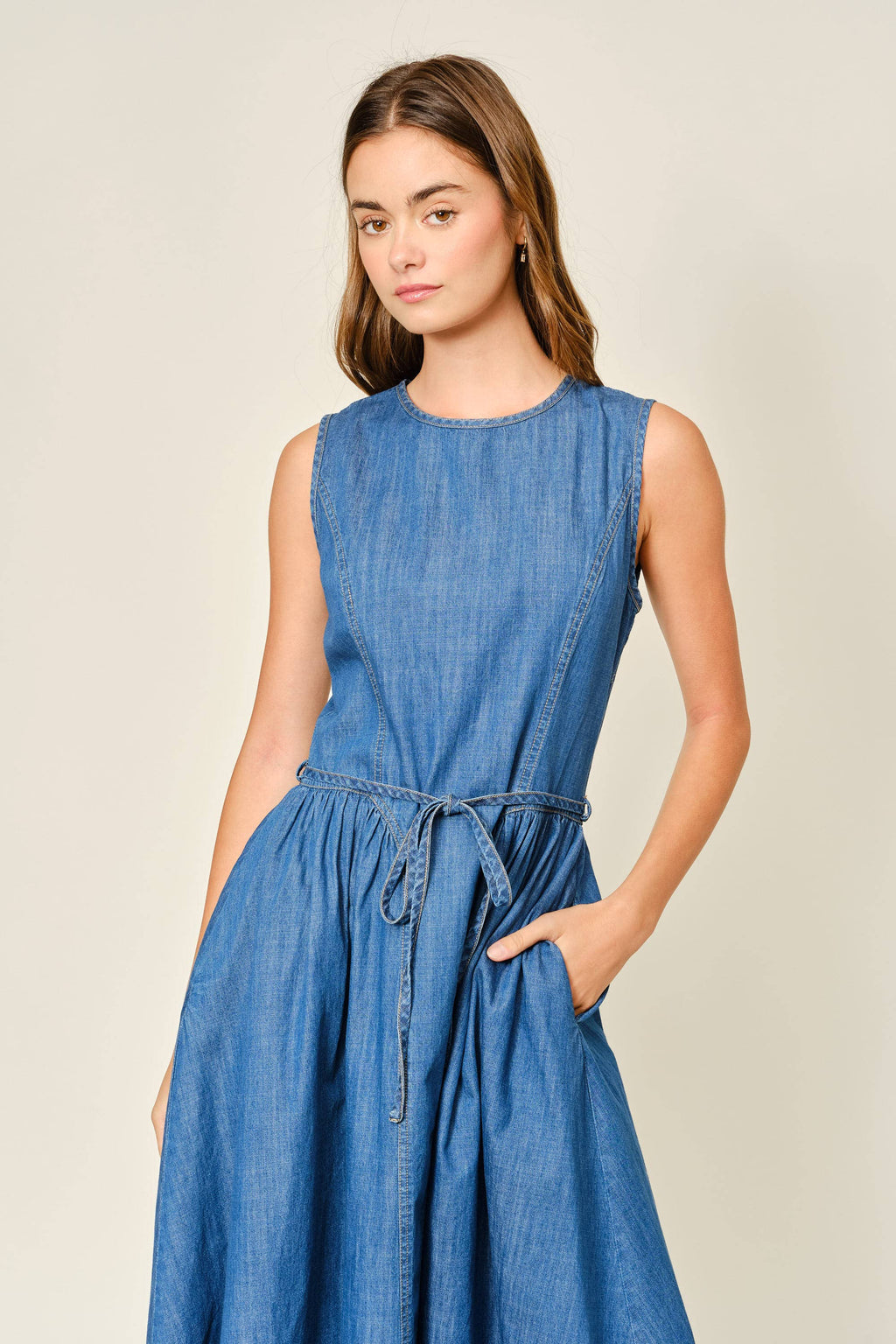 Gürtelverkleidung Denim Midi Dress von Aaron & Amber