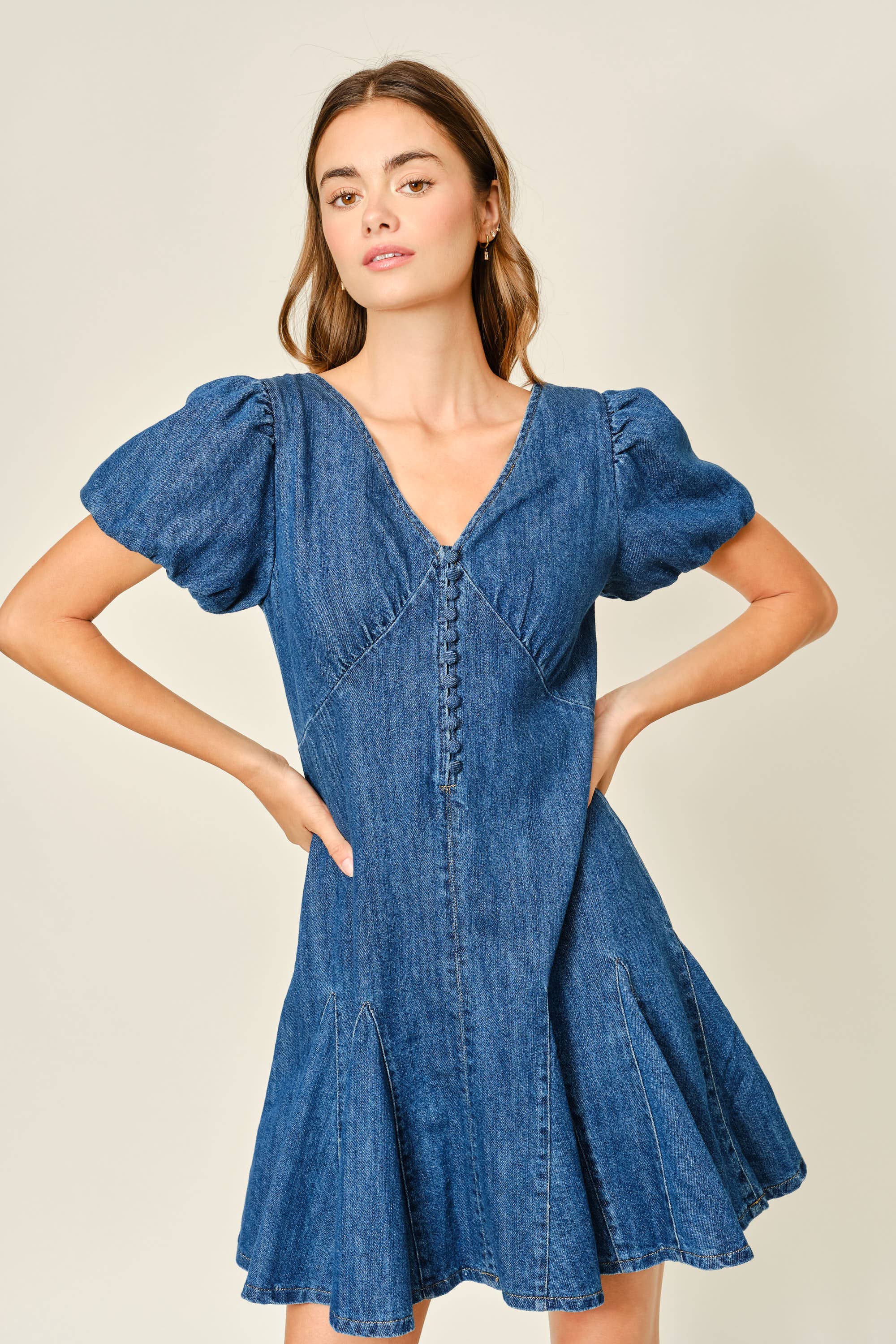 Puff Sleeve Denim Mini-Kleid von Aaron & Amber