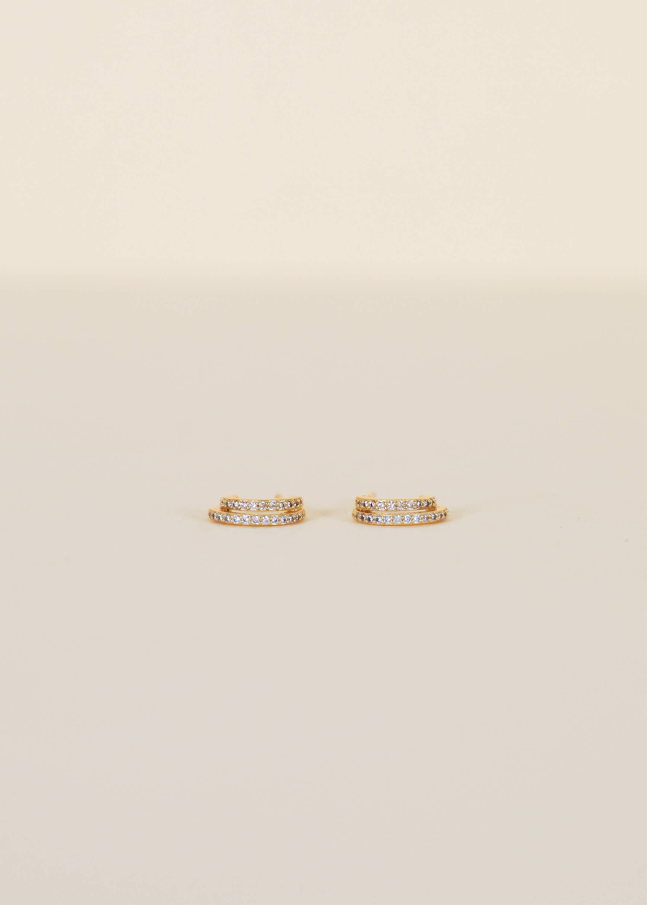 Doppelte Champagner-Hoop-Ohrringe in Gold von JaxKelly
